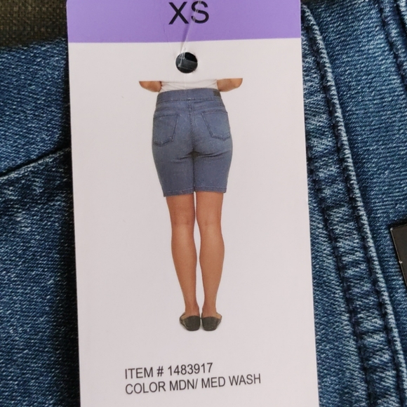 DKNY Jeans Ladies' Pull On Bermuda Short - Picture 4 of 7